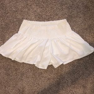 Lulu lemon white floaty shorts w/pockets